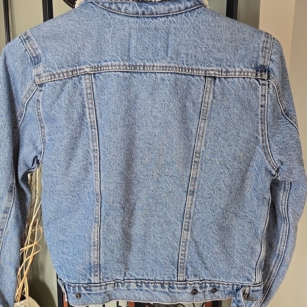 Levi's Women's Light Blue Denim Jacket with Cream Sherpa Collar Sz Medium - Picture 5 of 10